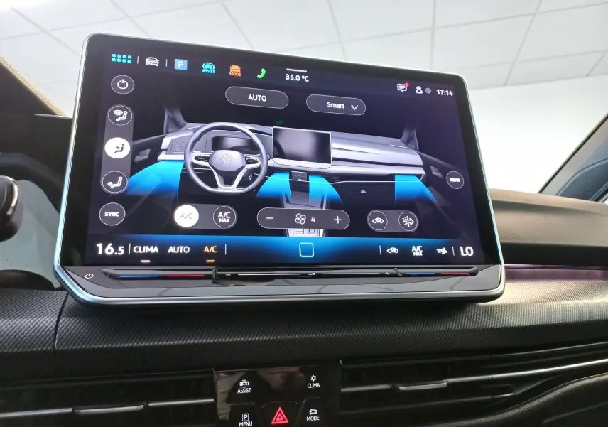 Écran tactile central de la Volkswagen Golf 1.5 eTSI R-Line 2025 montrant la gestion de la climatisation et la vue 3D intérieure.