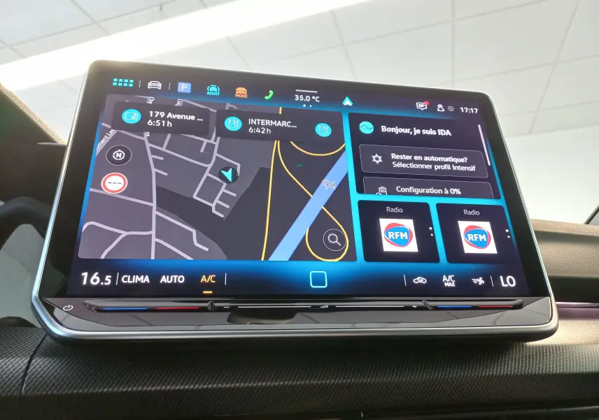 Écran tactile central du Volkswagen Golf 1.5 eTSI 2025 affichant la navigation et les commandes climatiques.