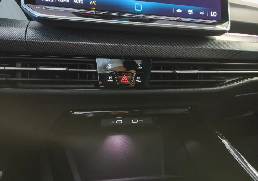 Vue rapprochée du tableau de bord de la Volkswagen Golf 1.5 eTSI 150 DSG7 R-Line Edition avec commandes climatisation et ports USB.