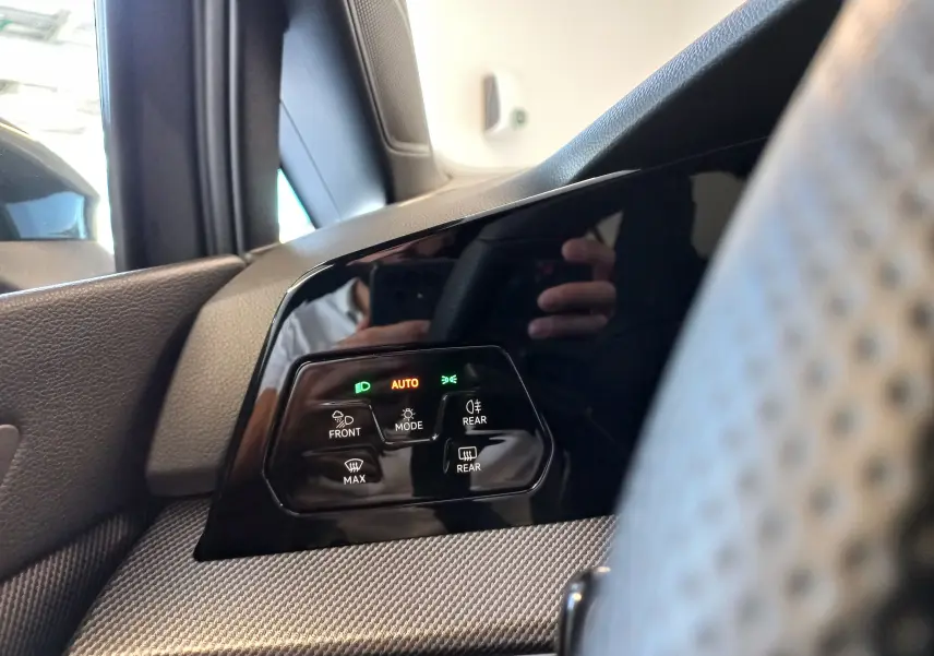Vue rapprochée du panneau de commandes d’éclairage intérieur à gauche du volant dans une Volkswagen Golf Gris Dauphin 2025.