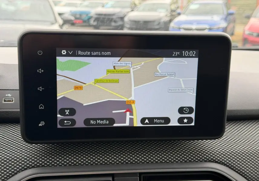 Vue intérieure de l’écran tactile du tableau de bord du Dacia Jogger affichant un GPS en navigation.
