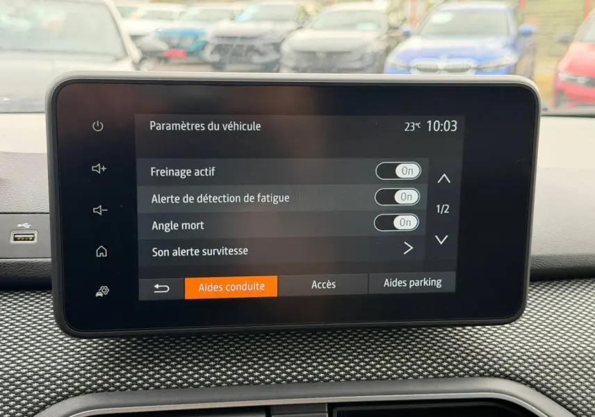 Écran tactile central du tableau de bord du Dacia Jogger, affichant les paramètres d’aides à la conduite.