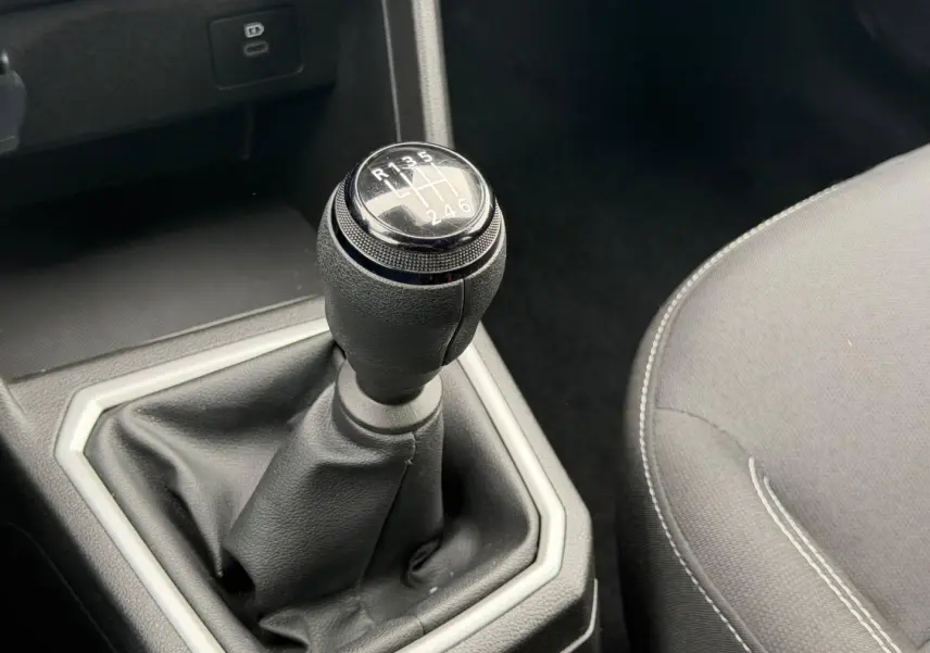 Gros plan sur le levier de vitesses manuel noir et la console centrale du Dacia Jogger 1.0 ECO-G 2025.