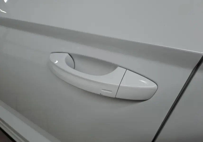 Poignée de porte côté gauche en gros plan sur Skoda Karoq 2.0 TDI 116 DSG7 Sportline blanc lune 2022.