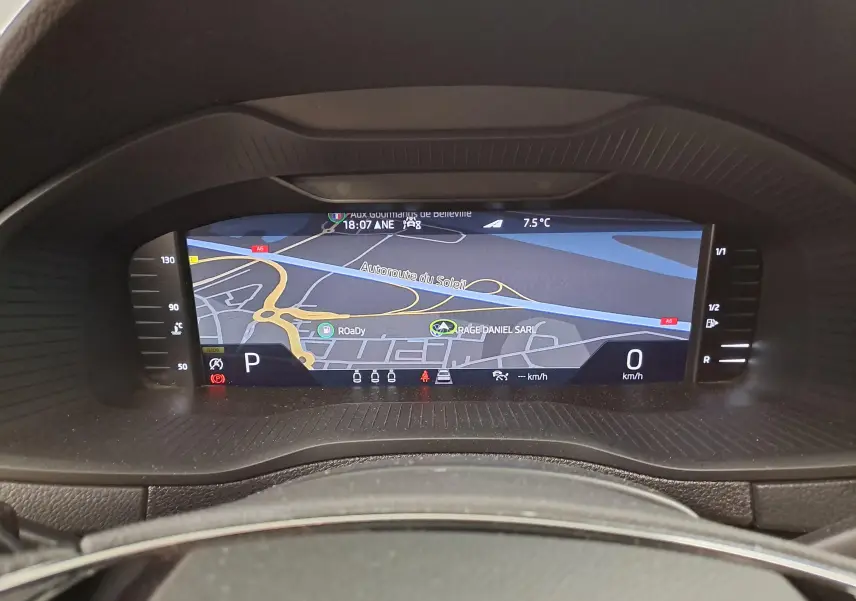 Tableau de bord numérique du Skoda Karoq 2.0 TDI 116 DSG7 Sportline 2022 affichant la navigation et la vitesse à 0 km/h.