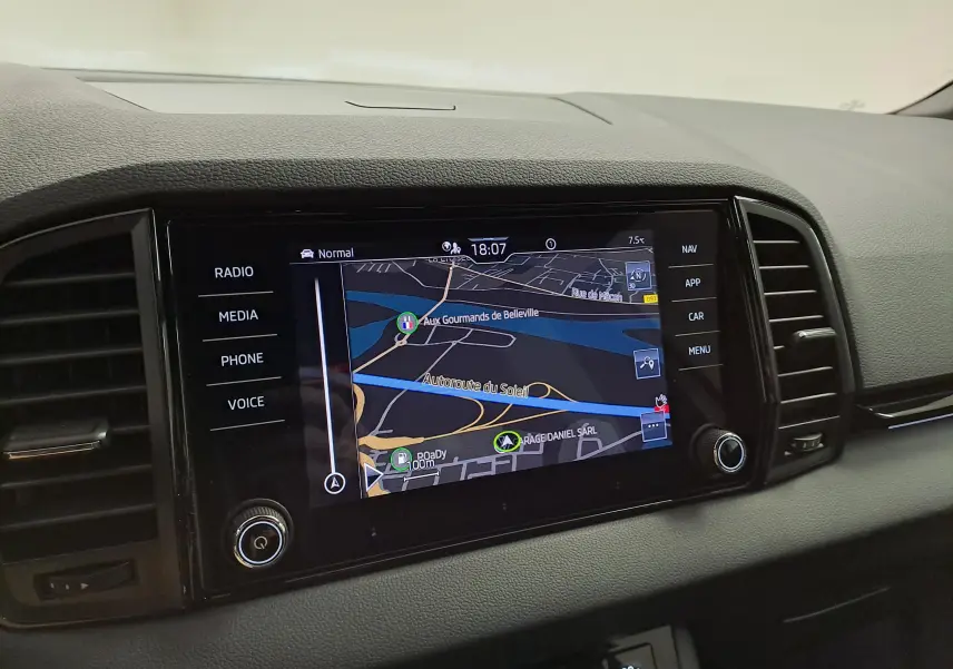 Vue rapprochée de l'écran tactile central du Skoda Karoq 2.0 TDI 116 DSG7 Sportline avec navigation affichée.
