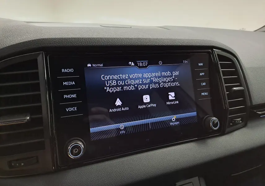 Écran tactile central du tableau de bord du Skoda Karoq 2022, affichant les options de connexion smartphone.