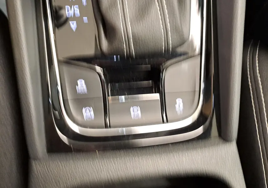 Gros plan sur la console centrale noire avec levier de vitesses et boutons de contrôle du Skoda Karoq 2.0 TDI 116 DSG7 Sportline.