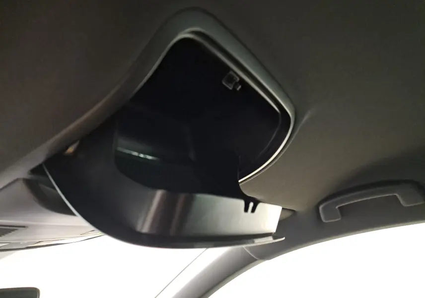 Rangement lunettes ouvert sous le plafond intérieur du Skoda Karoq Blanc Lune, vue depuis l'avant droit.