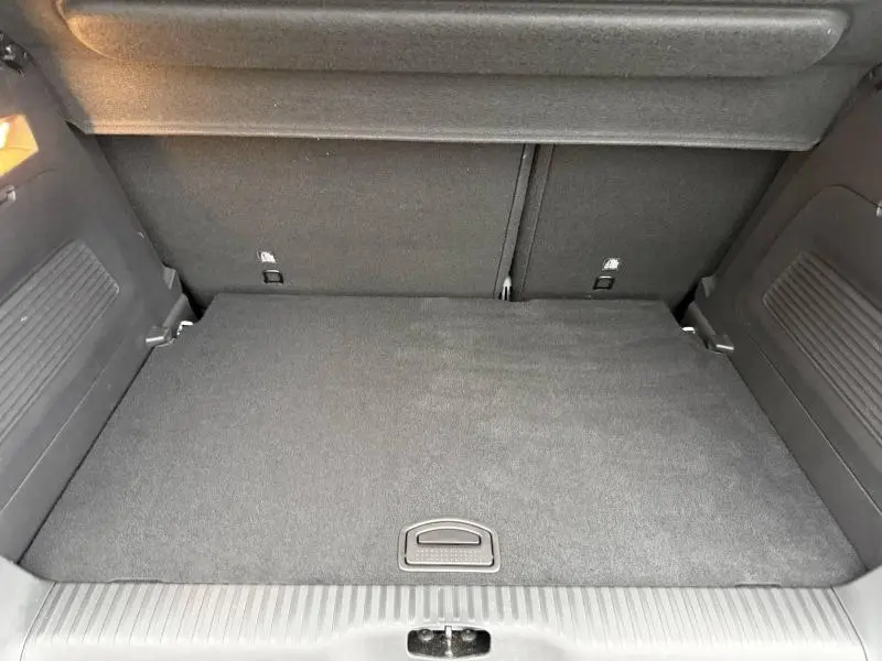 Vue intérieure du coffre spacieux et tapis gris foncé de la Citroën C3 Aircross 2024 Blanc Banquise.