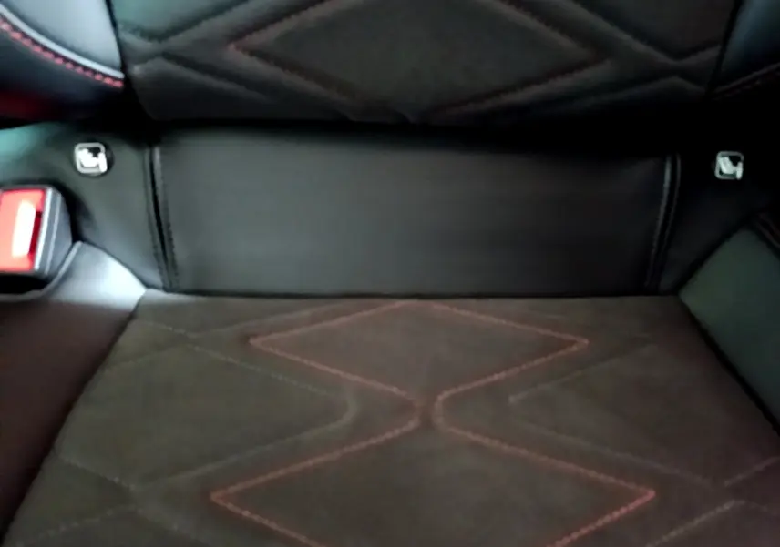 Détail de la banquette arrière noire avec surpiqûres rouges du SEAT Leon 1.5 eTSI 150 DSG FR 2021.