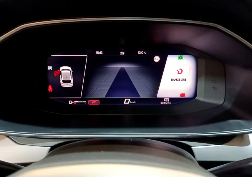 Affichage numérique du tableau de bord du SEAT Leon 1.5 eTSI 150 DSG, avec indicateurs de vitesse et caméra arrière.