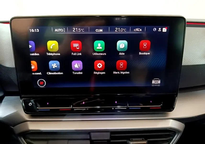 Écran tactile central 10 pouces du tableau de bord de la SEAT LEON 1.5 eTSI 150 DSG S&S FR, ambiance moderne.