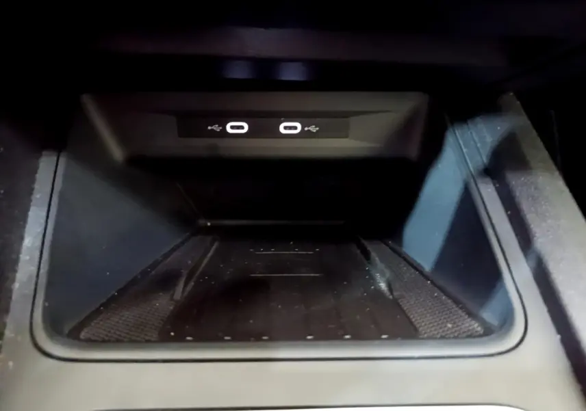Gros plan sur la zone de recharge par induction avec deux ports USB-C dans une SEAT Leon 1.5 eTSI 150 DSG S&S FR 2021.