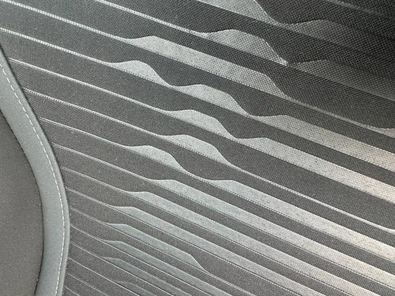 Détail du tissu de siège intérieur gris avec motifs géométriques sur Alfa Romeo Tonale 2025 Sprint.