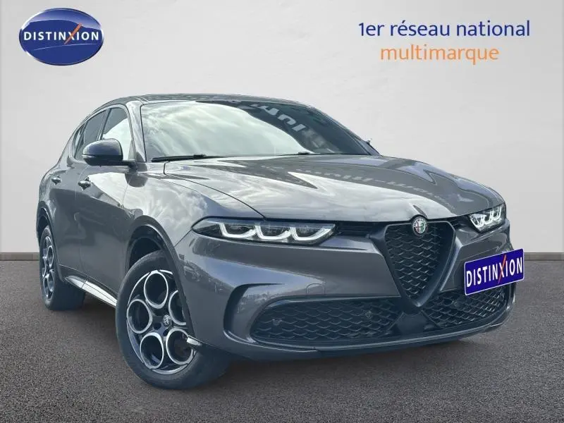 Alfa Romeo Tonale 1.5 Hybrid 130ch Sprint gris Vesuvio métallisé vue 3/4 avant avec phares LED et jantes alu distinctives.