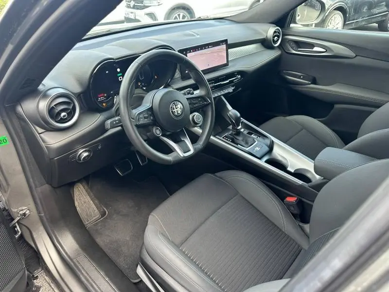 Intérieur de l'Alfa Romeo Tonale 1.5 Hybrid 130ch Sprint vu côté conducteur, volant cuir sport et écran tactile central.