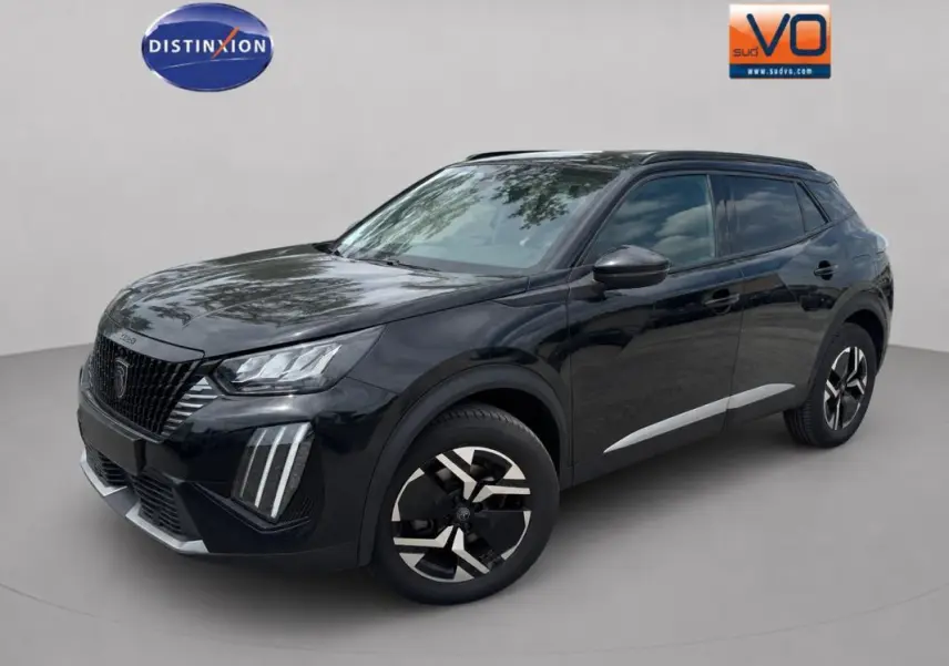 Peugeot 2008 Hybrid noir en 3/4 avant droit, avec jantes alliage 17 pouces et barres de toit visibles.