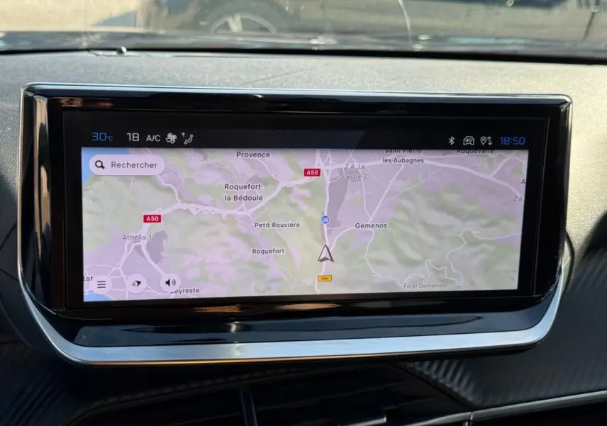 Écran tactile central affichant une carte de navigation dans l’habitacle du Peugeot 2008 Hybrid noir.