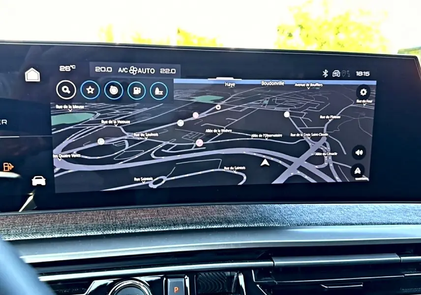 Écran tactile central du tableau de bord du Peugeot 3008 bleu, affichant la navigation GPS en vue panoramique.