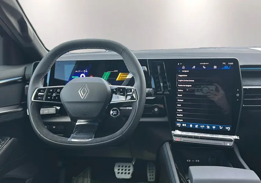 Vue intérieure centrée sur le volant et l'écran tactile vertical du Renault Austral 2026, finition esprit alpine.