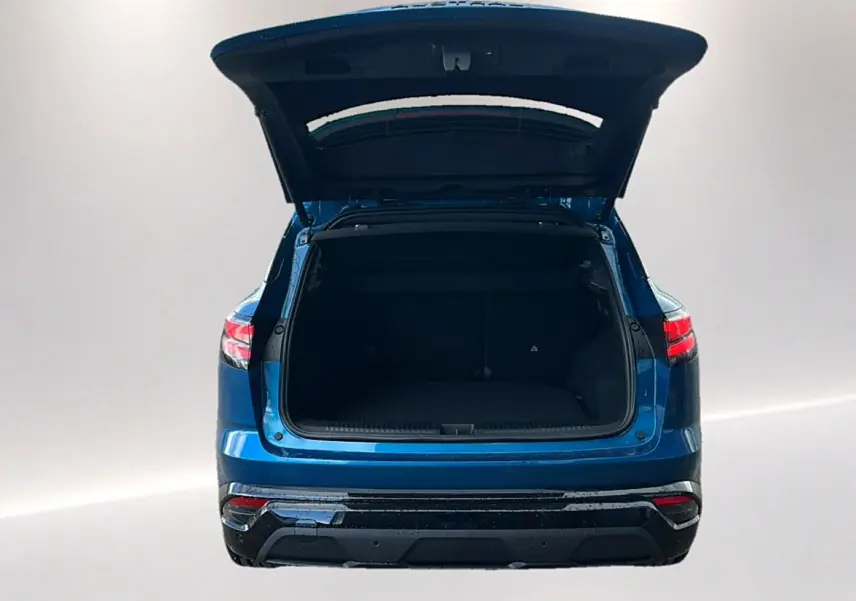 Vue arrière du Renault Austral bleu outremer avec hayon ouvert dévoilant le coffre spacieux et feux arrière LED allumés.
