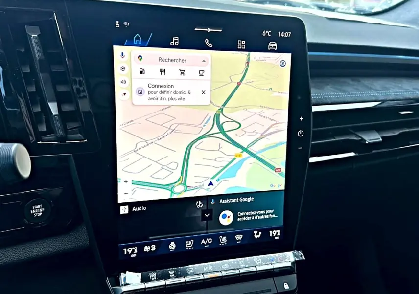 Vue rapprochée de l’écran tactile central du Renault Austral 2026, affichant la navigation GPS et commandes climatisation.