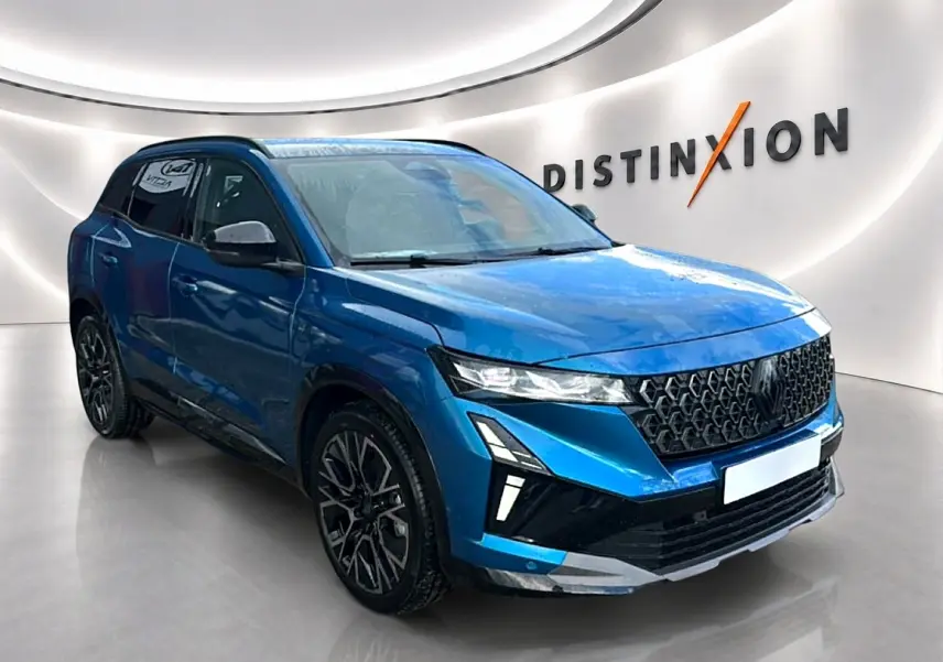 Renault Austral 2026 bleu outremer en 3/4 avant droit, avec calandre noire et jantes alliage noires distinctives.