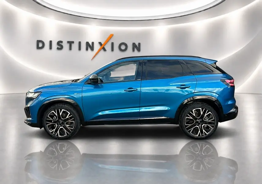 Profil droit du Renault Austral 2026 bleu outremer avec jantes alu noires et toit noir brillant.