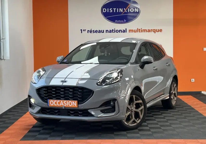 Ford Puma gris vue 3/4 avant droit avec jantes alliage 18 pouces finition Gold et calandre noire