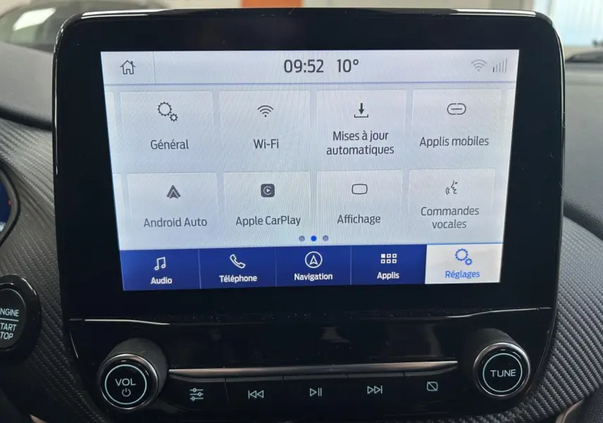 Écran tactile central du Ford Puma gris 2023 affichant les réglages avec options Apple CarPlay et Android Auto.