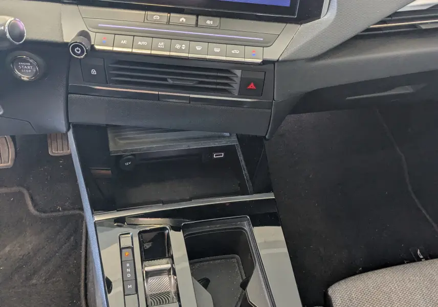 Vue intérieure centrée sur la console centrale et l'écran tactile de l'Opel Astra 1.5D 130ch BVA8 Elegance de 2022.