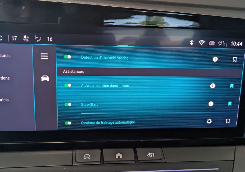 Écran tactile central de l'Opel Astra 2022 bleu, affichant les assistances à la conduite activées.