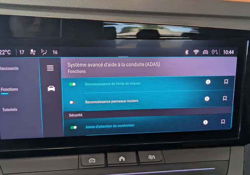 Écran tactile central de l'Opel Astra 2022 affichant les réglages avancés d'aide à la conduite dans un intérieur moderne.