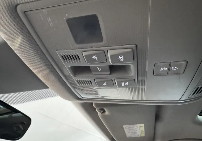 Vue en contre-plongée du panneau de commandes au plafond intérieur gris foncé du Skoda Karoq blanc 2021.