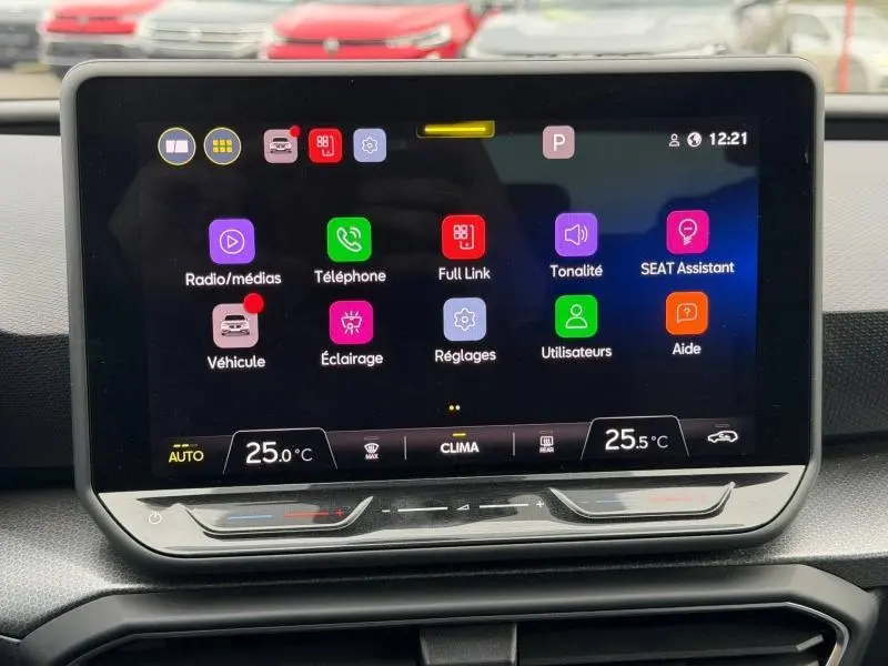 Écran tactile central du tableau de bord du SEAT LEON 2025 affichant les menus de navigation et climatisation.
