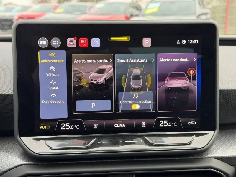 Écran tactile intérieur de la SEAT Leon 2025 montrant les aides à la conduite et la température à 25°C.