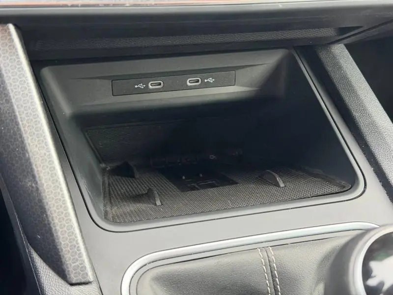 Vue rapprochée de la console centrale du SEAT LEON 2025 diesel, montrant deux ports USB-C noirs.