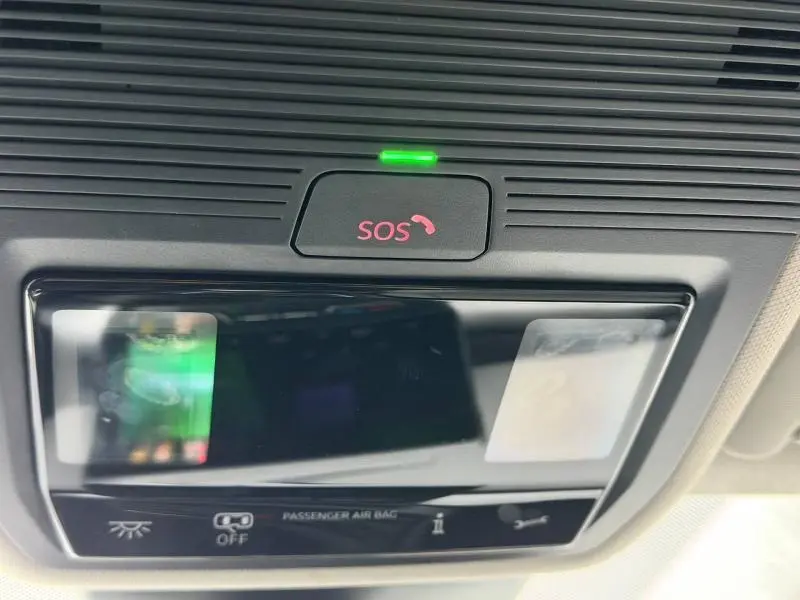Détail du plafonnier intérieur avec bouton SOS illuminé en rouge et témoin vert sur SEAT LEON 2025.