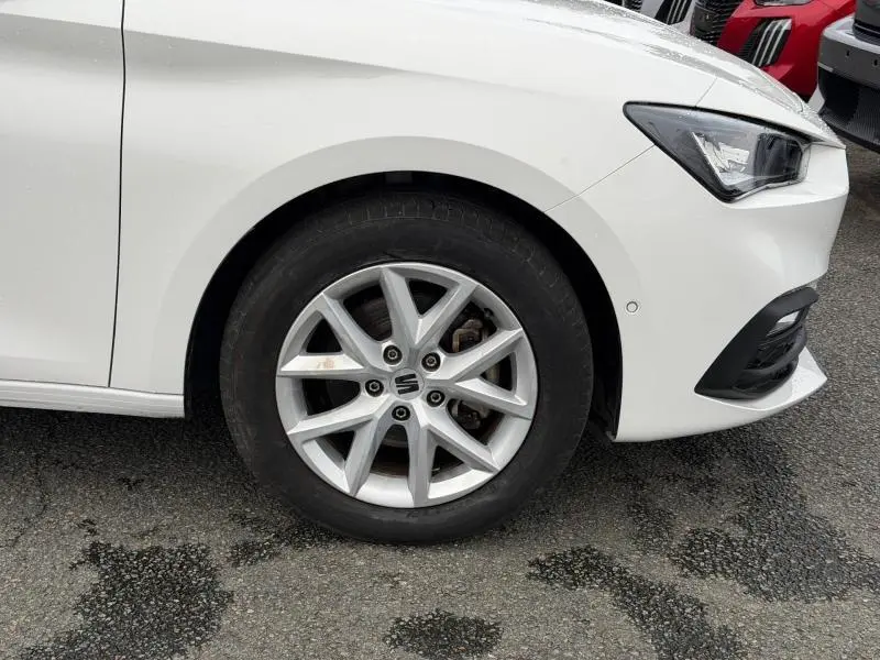 Gros plan sur la roue avant gauche et le phare d’une SEAT LEON blanche 2025, version 2.0 TDI STYLE XL.