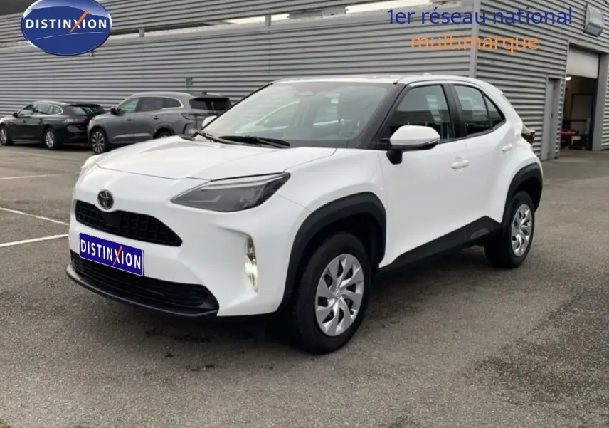 Toyota Yaris Cross blanc pur vue 3/4 avant droit, SUV compact avec protections noires sur les passages de roues.