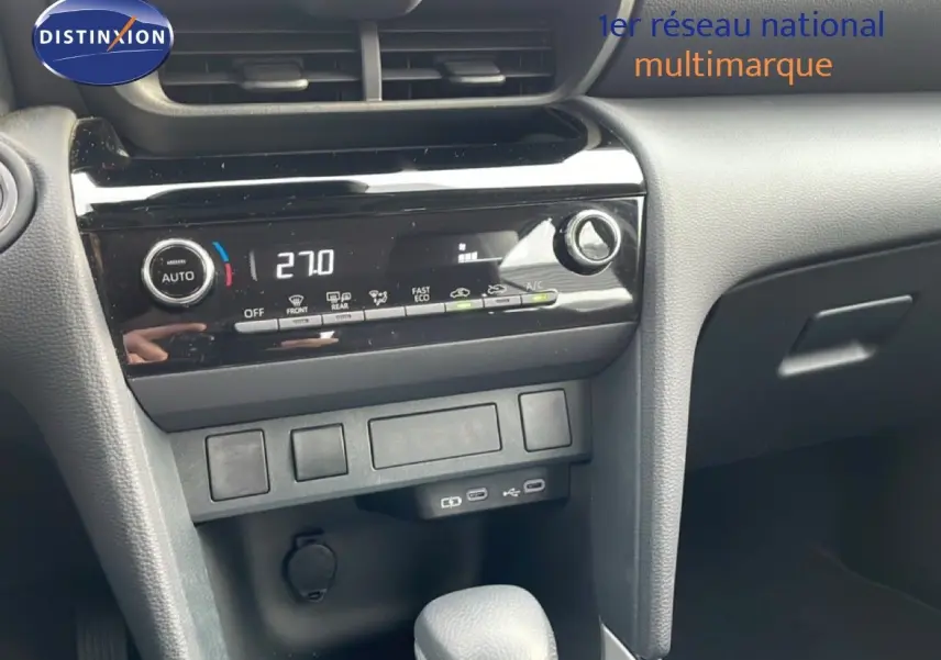 Vue rapprochée du tableau de bord et console centrale noire de la Toyota Yaris Cross 1.5 Hybrid 2024 avec climatisation digitale.