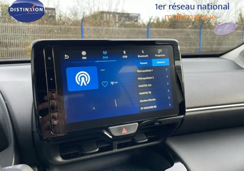 Vue intérieure centrée sur l’écran tactile multimédia du tableau de bord de la Toyota Yaris Cross 2024.