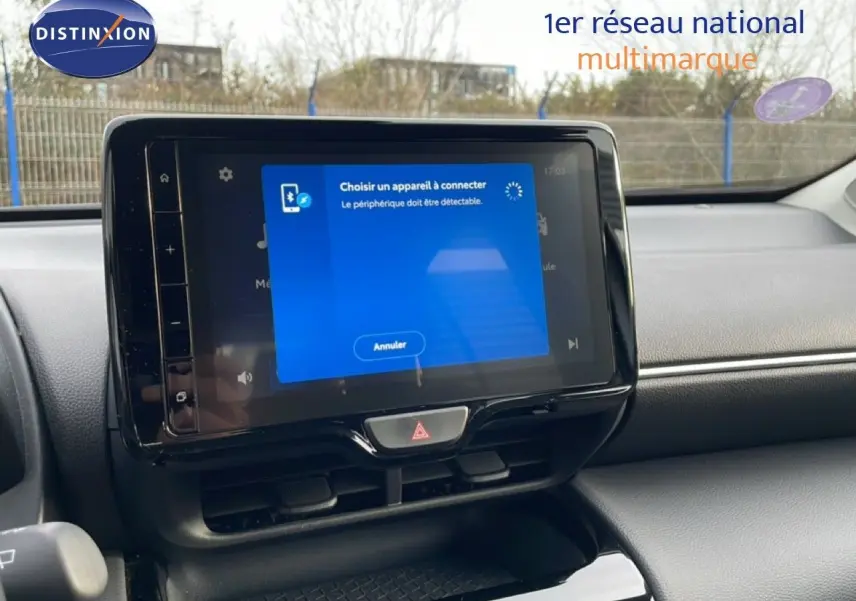 Vue intérieure centrée sur l'écran tactile du tableau de bord de la Toyota Yaris Cross 2024 hybride.