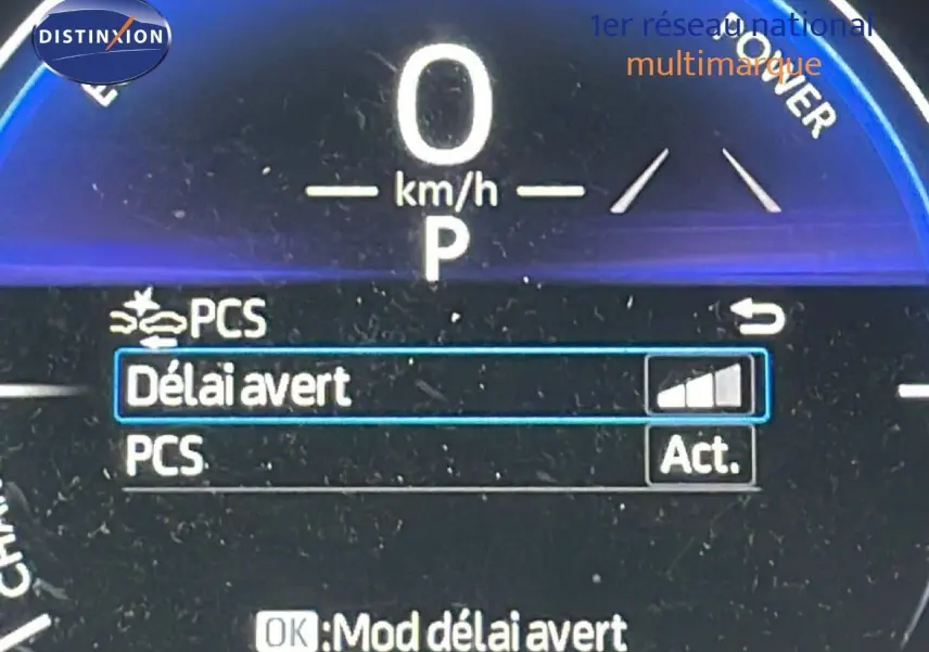 Gros plan sur le tableau de bord numérique de la Toyota Yaris Cross 2024, affichant le mode "Délai avert" activé.