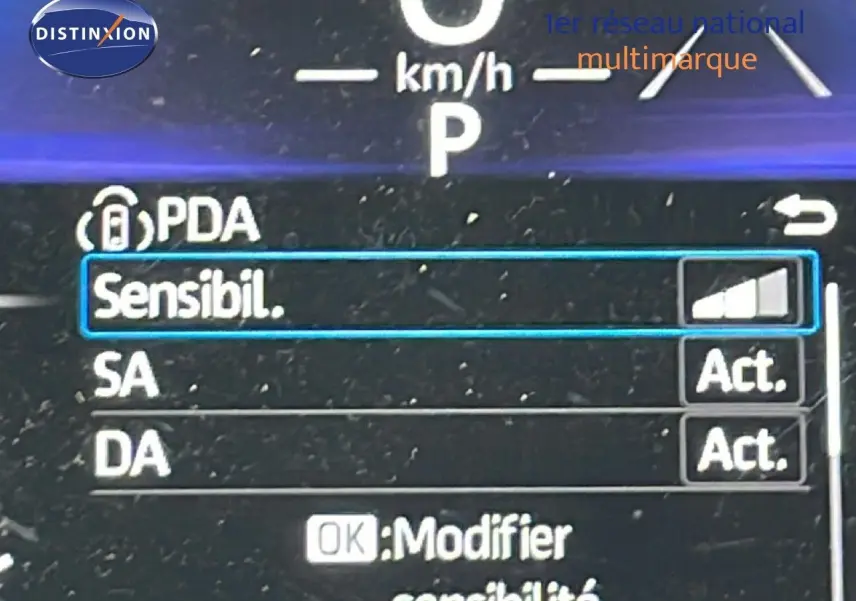 Affichage du tableau de bord numérique de la Toyota Yaris Cross 2024, montrant les réglages d'assistance à la conduite.