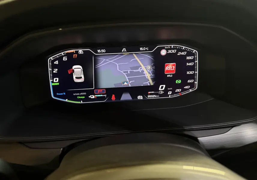 Vue rapprochée du tableau de bord numérique de la CUPRA Formentor 1.4 Hybrid 245 DSG6 avec affichage cartographique et compteurs digitaux.