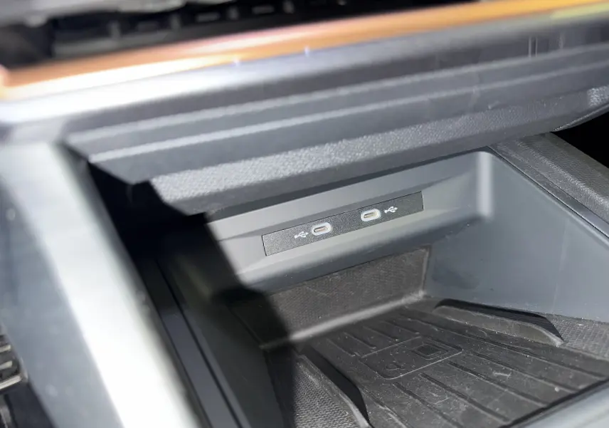 Gros plan sur la console centrale du CUPRA Formentor gris clair, montrant deux ports USB-C intégrés.
