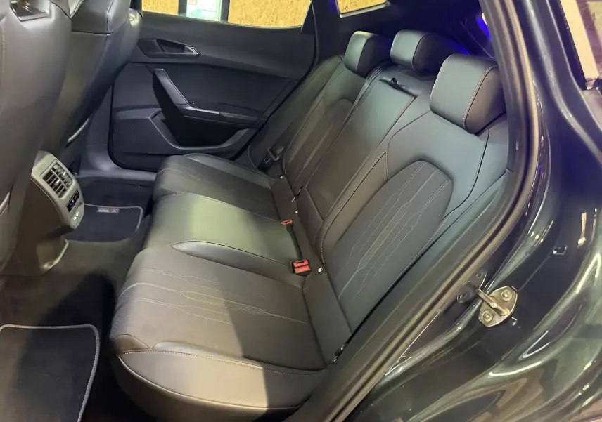 Vue intérieure côté droit des sièges arrière noirs en tissu et cuir du CUPRA Formentor gris clair 2023.