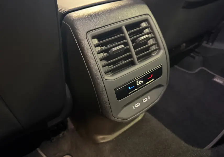 Vue rapprochée de la console arrière noire du CUPRA Formentor 1.4 Hybrid 2023 avec commandes climatisation et ports USB.